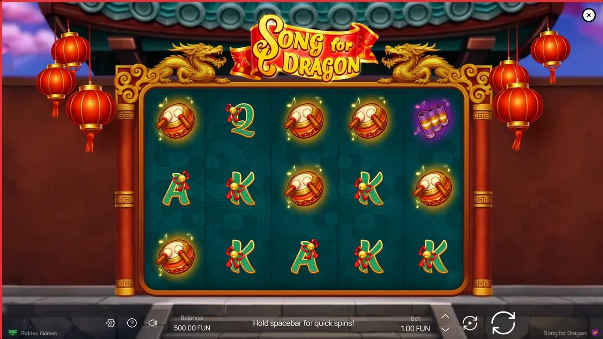 Pemandangan kuil Tiongkok kuno dengan naga emas dalam slot Song for Dragon